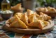 Samosa s česnom in ingverjem postrežena na krožniku