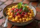 Ghugni chaat z rumenim grahom, postrežen s svežimi listi koriandra in tamarindovim čatnijem