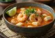 Tom Yum Ramen postrežen v pekoče-kislem fuzijskem slogu