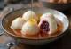 Tangyuan s pirejem iz rdečega fižola, postrežen s sezamovim oljem in sladkorjem