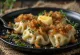 Poljski gobovi pierogi postreženi s kislo smetano