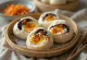 Bao bun z jajčevci, postrežen