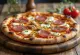 Pizza Capricciosa s salamo, postrežena