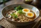 Udon-style Ramen postrežen z debelimi testeninami in jajcem