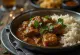Kozji kari (Goat curry), postrežen z rižem in koriandrom