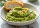 Pesto z orehi in sirom pecorino v skledi s testeninami