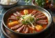 Sundae Jeongol Jeongol Guk, korejska juha, postrežena s tofujem, gobami in svežo mlado čebulo