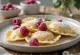 Ravioli z belo čokolado in malinami postreženi