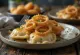 Pierogi z mesnim nadevom, postreženi z mesnim nadevom in praženo čebulo