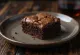 Čokoladni brownie s hrustljavo skorjico in mehko sredico, narezan na kocke