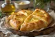 Khachapuri z oljčnim oljem, sveže, zlato rjave sirove pogače z oljčnim oljem