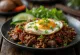 Nasi Goreng z govedino in jajcem na oko