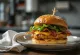 Piščančji club burger s hrustljavo slanino in pečenim piščancem