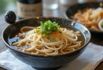 Bukkake udon s hladnimi udon testeninami, v dashi juhi, s svežo zelenjavo