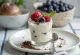Panna cotta s koščki čokolade v kozarcu