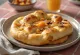 Postrežen naan s suhimi marelicami