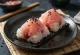 Sekihan onigiri z riževimi kroglicami, nori algami in sezamovim oljem
