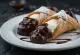 Postrežen cannoli, oblit s čokolado