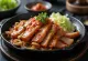 Daeji Bulgogi, pekoča svinjina, postrežena z zelenjavo