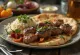 Kebab krožnik z griliranimi mesnimi nabodali, humusom in jogurtovo omako