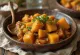 Klasičen tagine s sladkim krompirjem, postrežen z bogatimi začimbami, svežim koriandrom